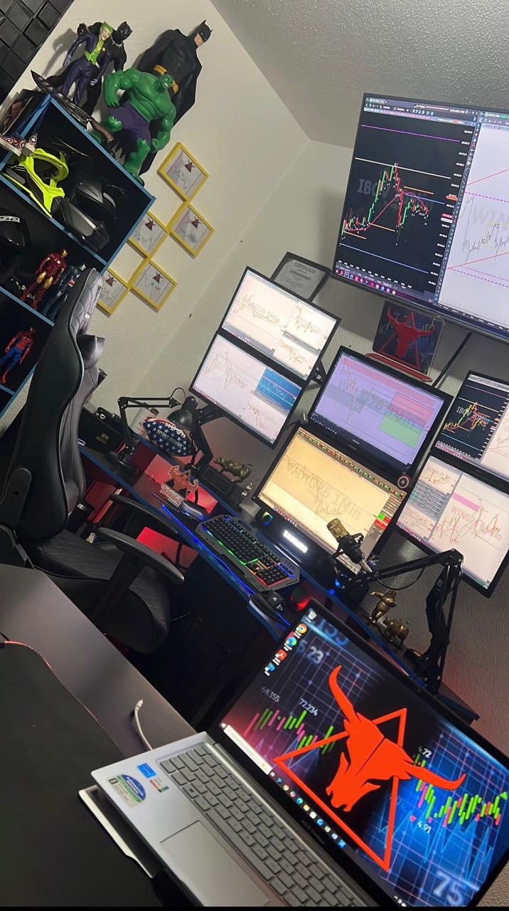 Escritório sede da Trader School em Cuiabá, MT, com múltiplos monitores exibindo gráficos de mercado